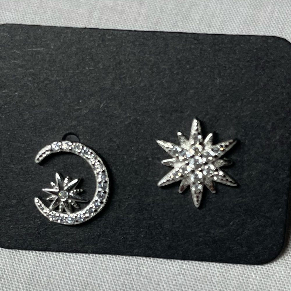 Day and Night  Stud Earrings Asymmetric - Picture 7 of 10